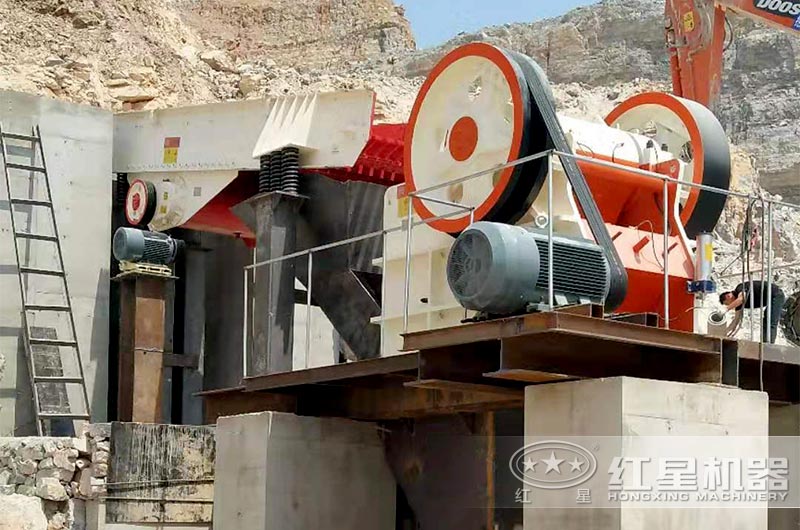 顎式破碎機(jī)現(xiàn)場(chǎng) 顎式破碎機(jī)現(xiàn)場(chǎng)