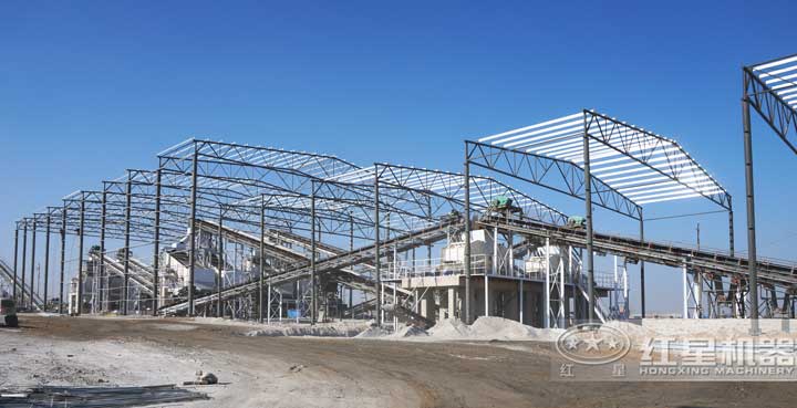 時(shí)產(chǎn)800噸生產(chǎn)現(xiàn)場(chǎng)，多臺(tái)設(shè)備同時(shí)作業(yè)