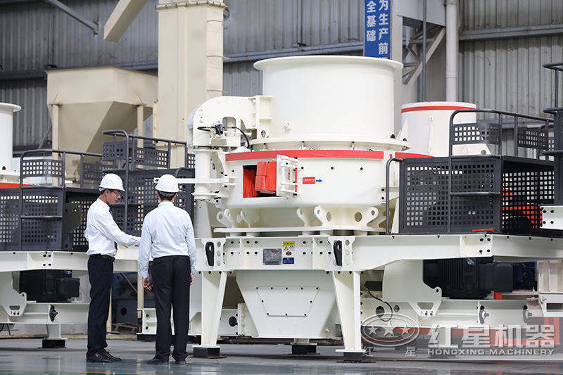 客戶在玄武巖制砂機車間參觀，經(jīng)理一對一指導(dǎo)講解